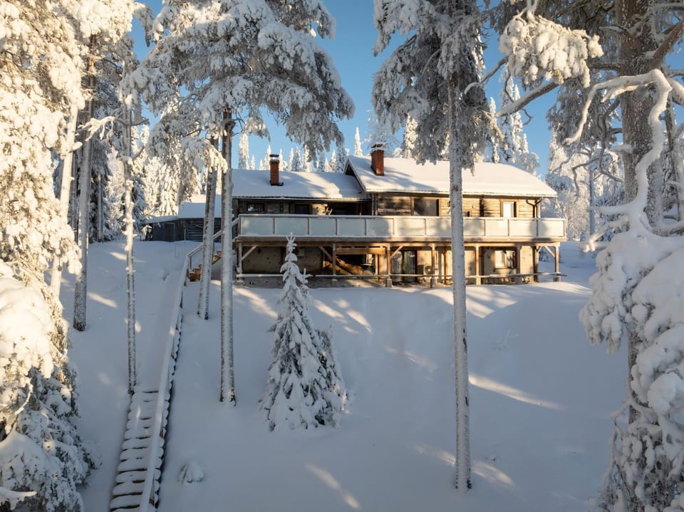 Hilltop Villa at Lake Porontima Chalet in Lapland