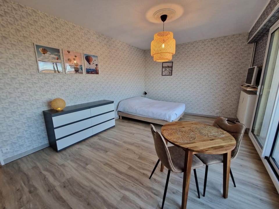 Bed, Photo of the whole room, Dining area, Bedroom