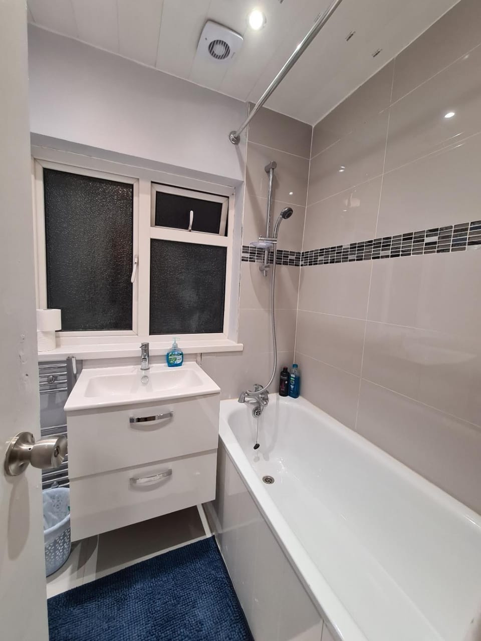 Cheerful 4/5 bed house - Heathrow Apartment in London Borough of Hillingdon