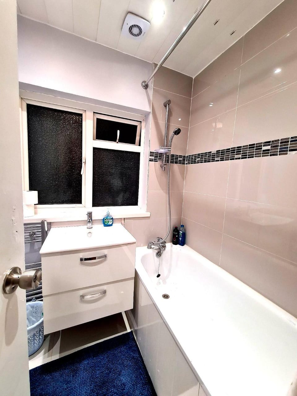 Cheerful 4/5 bed house - Heathrow Apartment in London Borough of Hillingdon