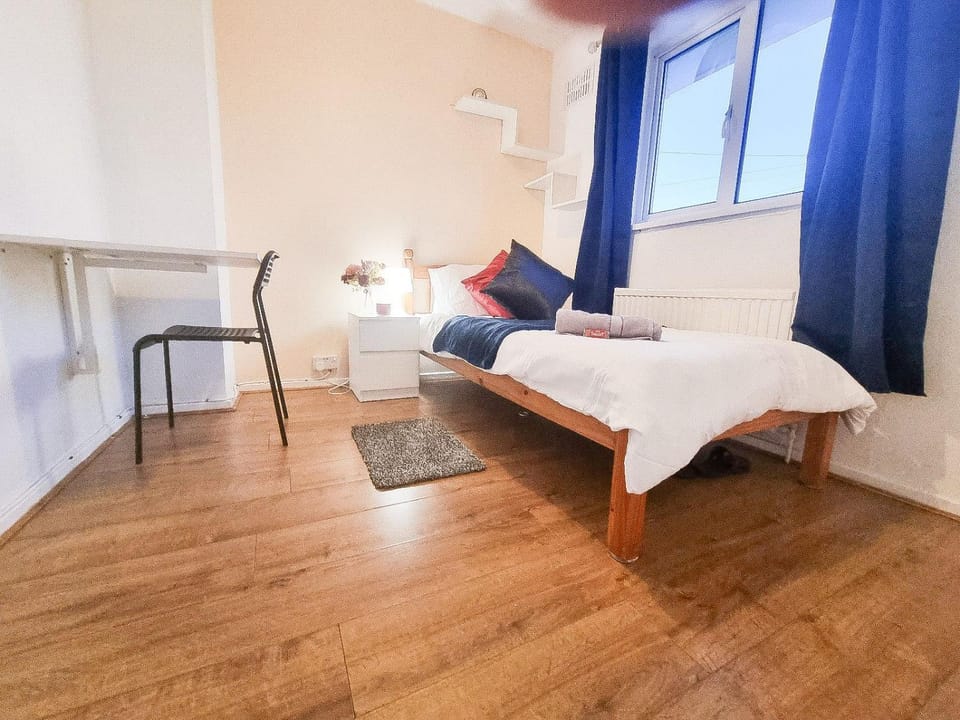 Cheerful 4/5 bed house - Heathrow Apartment in London Borough of Hillingdon