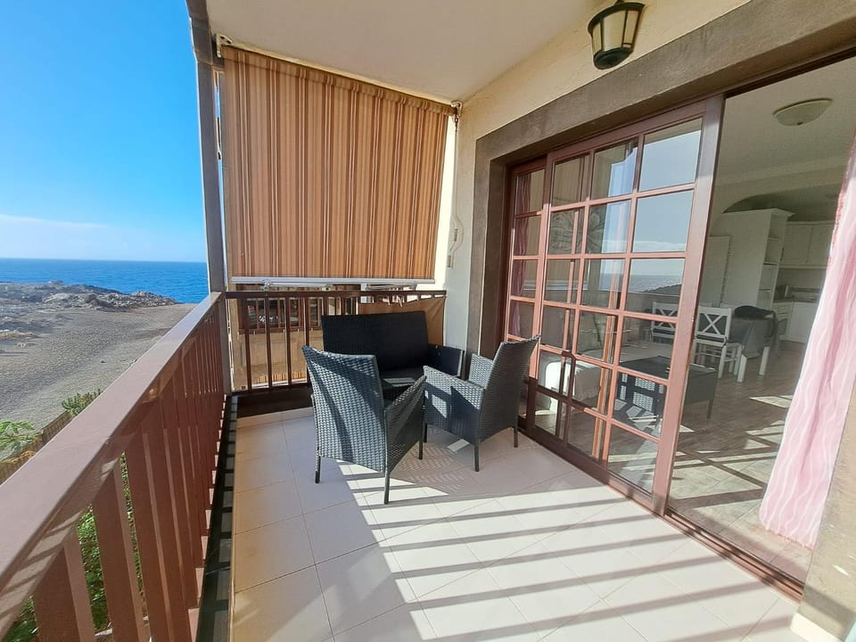 View (from property/room), Balcony/Terrace, City view, Sea view