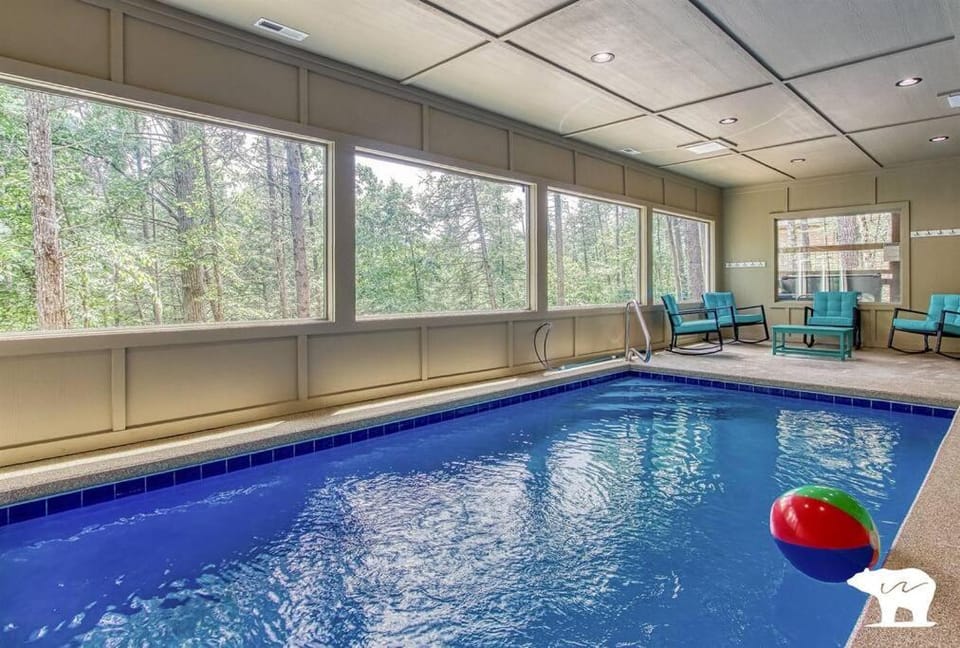 The Water Bear in Sevierville, Fabulous Luxury Indoor Pool! Fun Play Ship, Hot Tub, Theater, Game Rm House in Sevier County