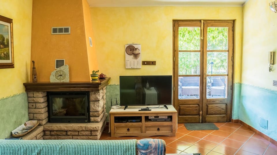 Facade/entrance, TV and multimedia, Living room, Seating area