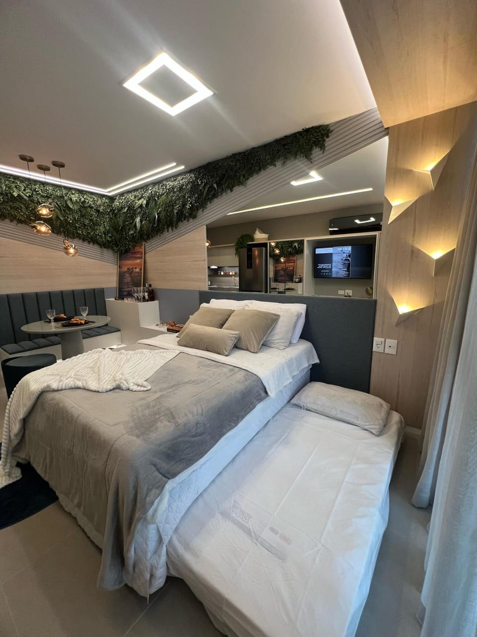Bed, TV and multimedia, Photo of the whole room, Bedroom