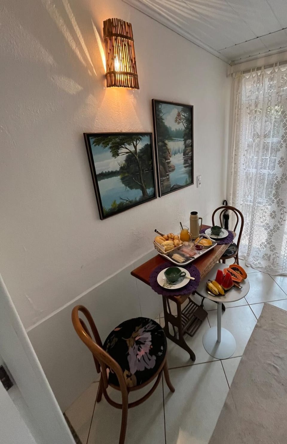 Food and drinks, Seating area, Dining area, Food