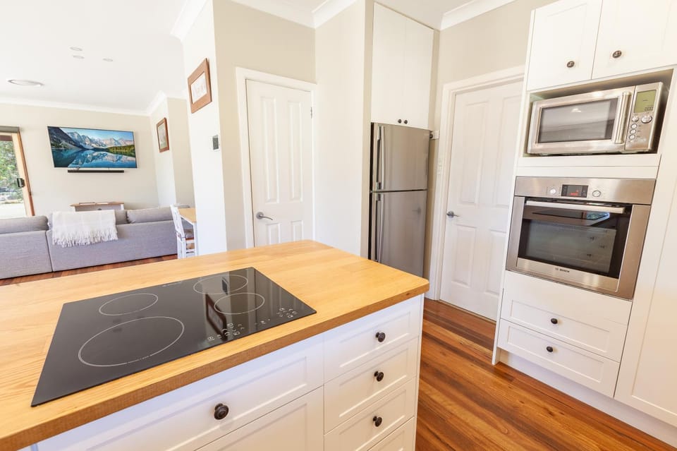 Kitchen or kitchenette, minibar, pet friendly, stove