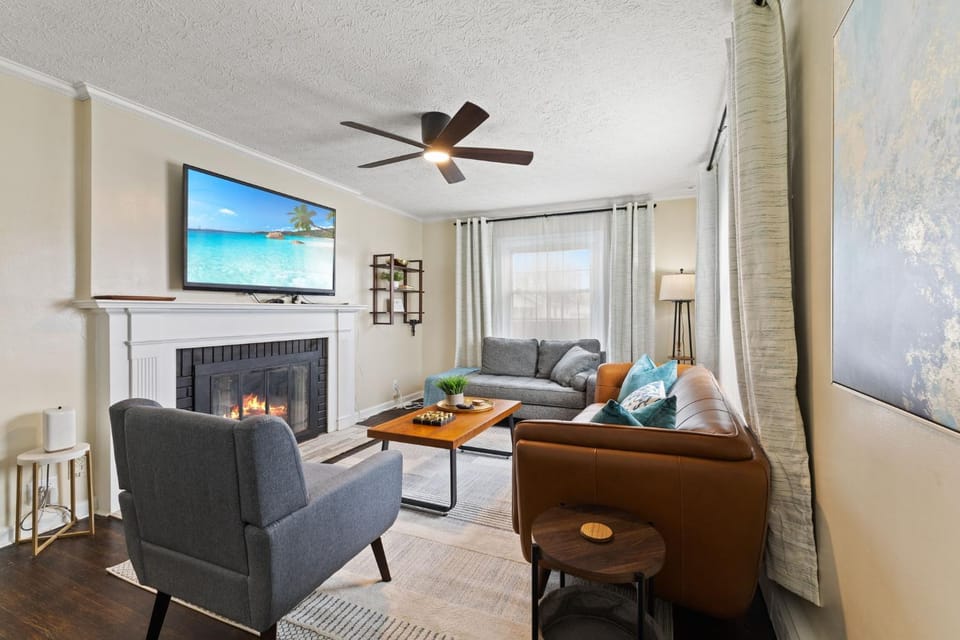 Communal lounge/ TV room, TV and multimedia, Living room, Seating area, Evening entertainment