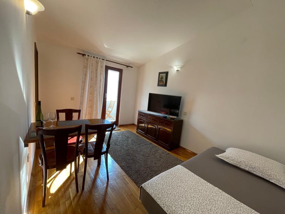 Bed, TV and multimedia, Living room, Dining area, hair dresser