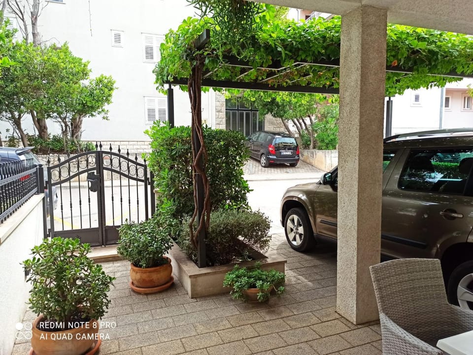 Patio, Parking