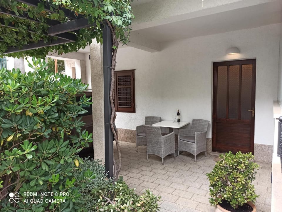 Patio, Seating area