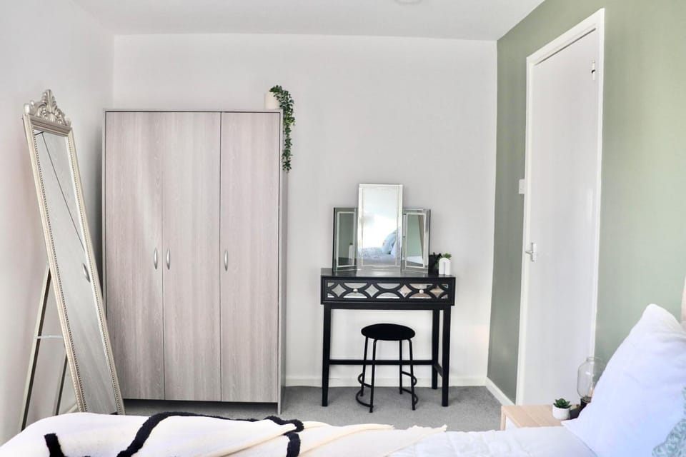Bed, Photo of the whole room, Bedroom, hair dresser, wardrobe