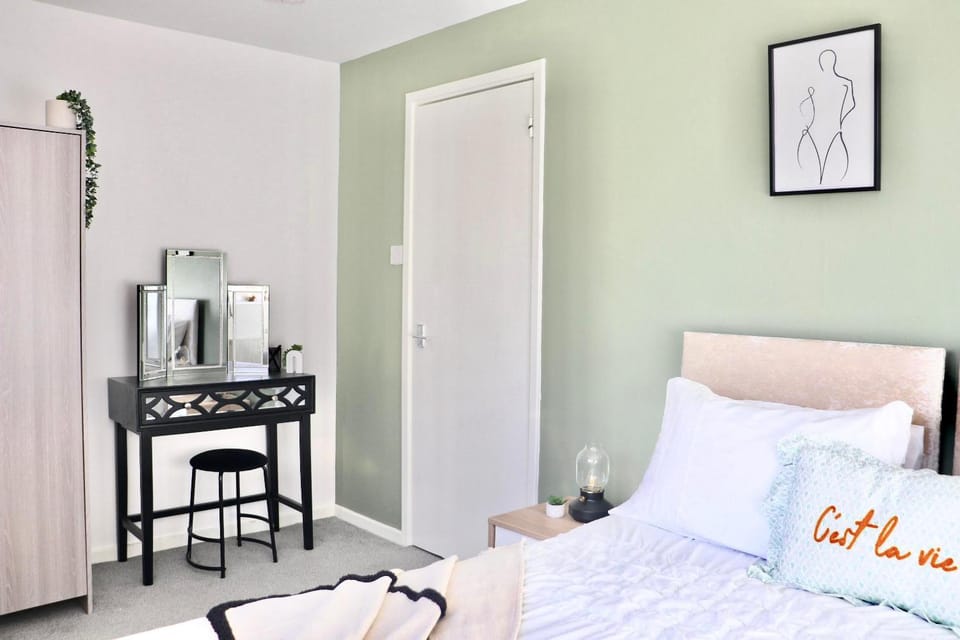 Bed, Photo of the whole room, Bedroom, hair dresser, wardrobe