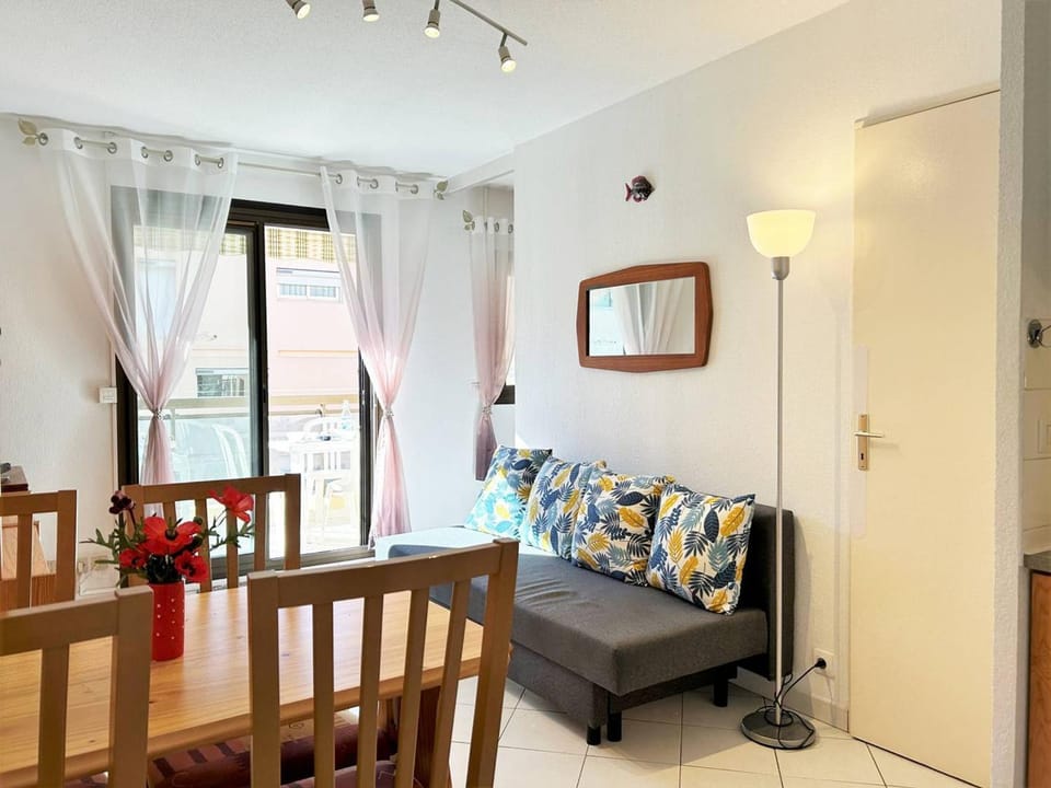 Appartement climatisé, 4 couchages, centre-ville du Lavandou, proche plage, parking inclus - FR-1-251-580 Apartment in Le Lavandou