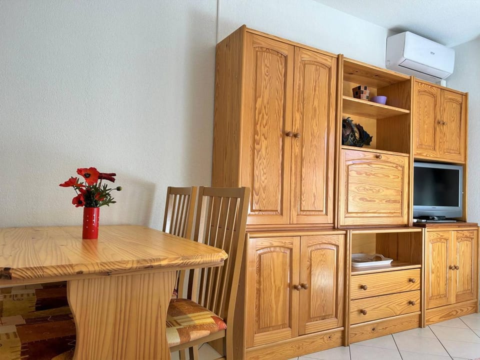 Appartement climatisé, 4 couchages, centre-ville du Lavandou, proche plage, parking inclus - FR-1-251-580 Apartment in Le Lavandou