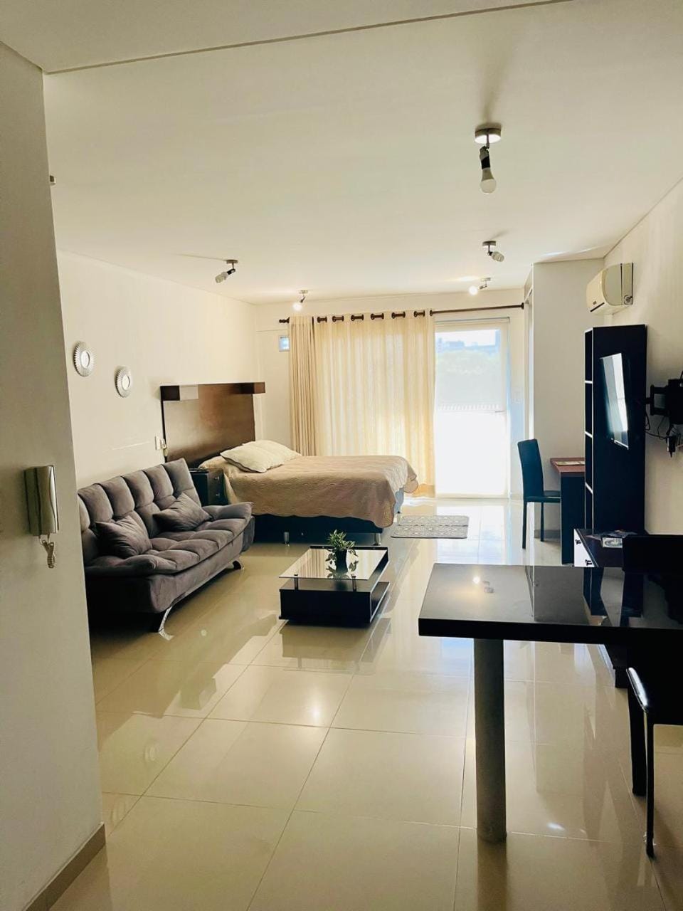 Bed, TV and multimedia, Kitchen or kitchenette, Photo of the whole room, Seating area, Dining area, Bedroom, hair dresser