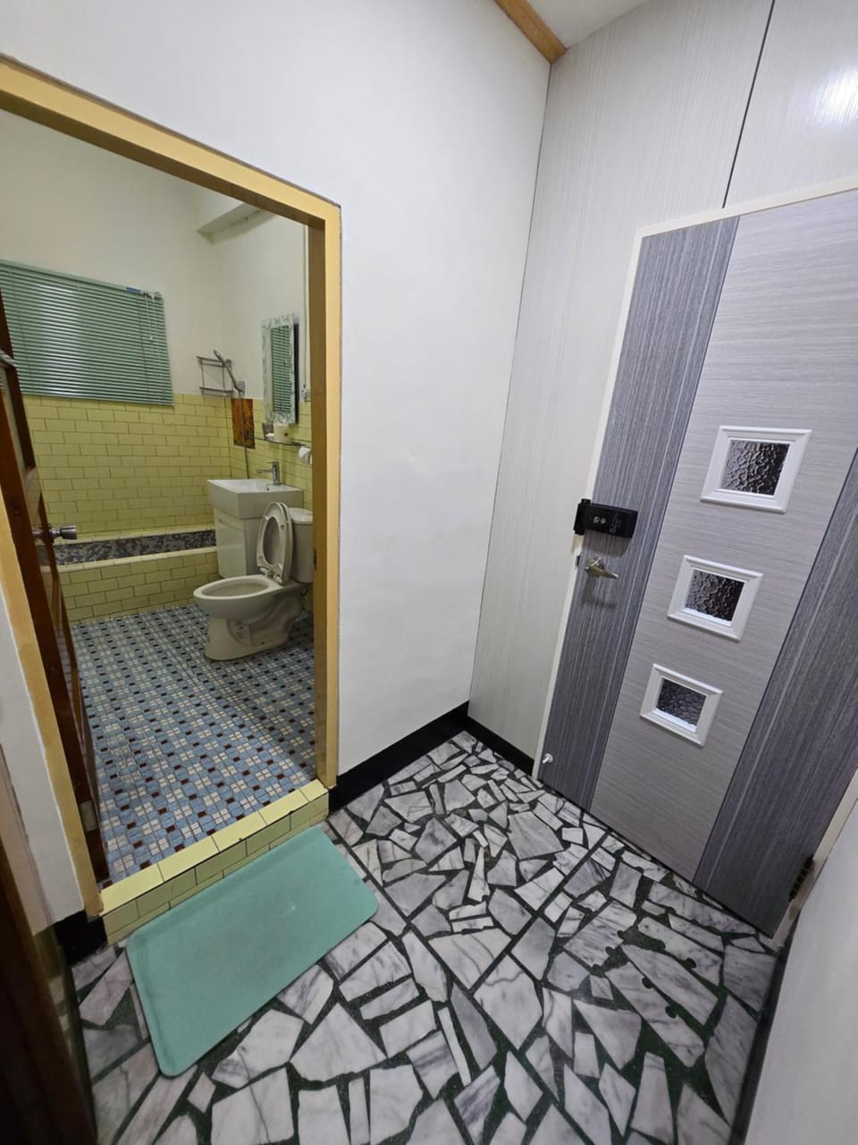 Shower, Toilet