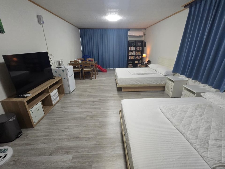 Communal lounge/ TV room, Bed, TV and multimedia, Photo of the whole room, Seating area, Evening entertainment, Bedroom