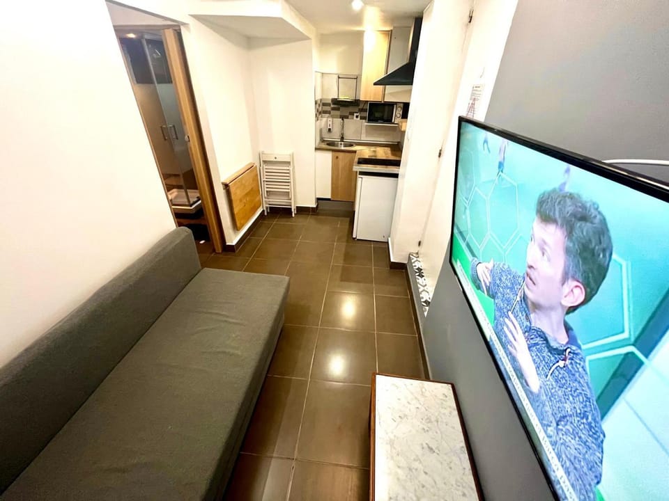 B3 planta baja al lado del metro Apartment in L'Hospitalet de Llobregat