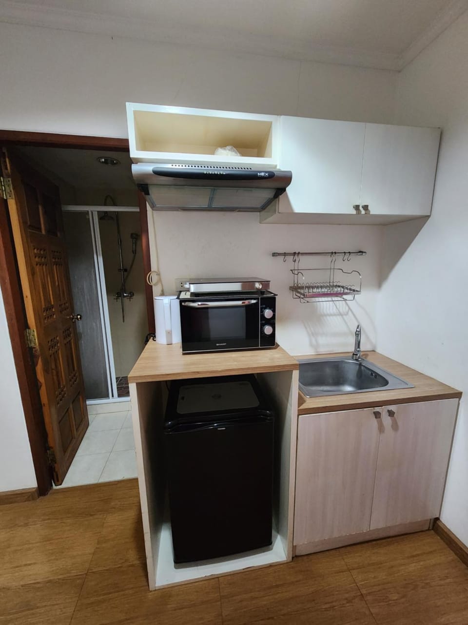 Kitchen or kitchenette, minibar