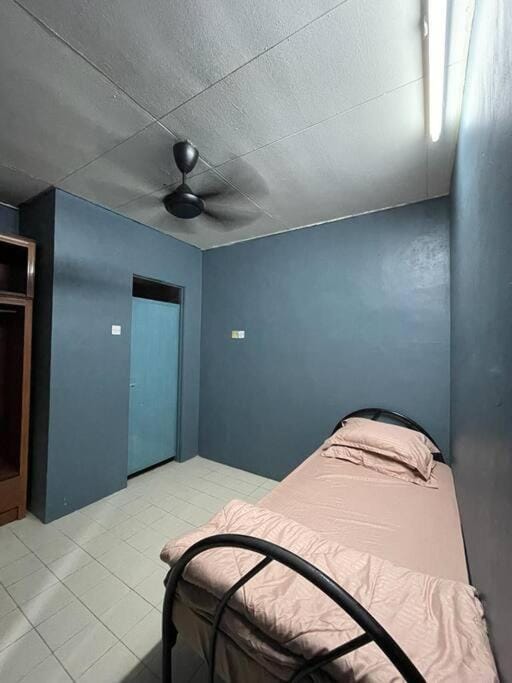 Bed, Photo of the whole room, Bedroom, fireplace