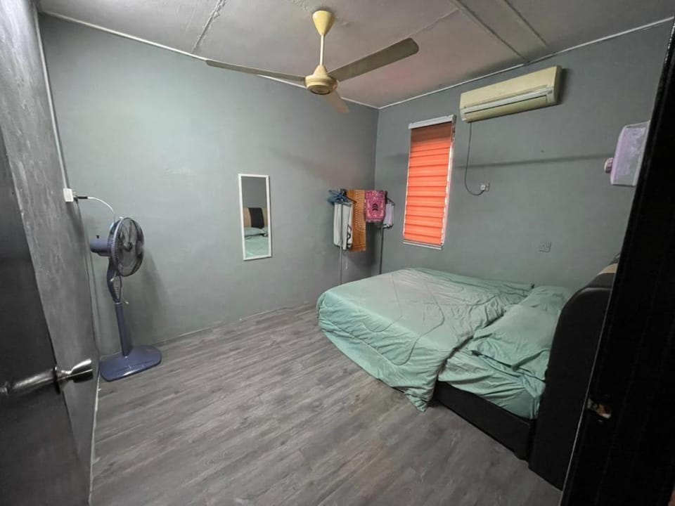 Bed, Photo of the whole room, Bedroom, fireplace, air conditioner