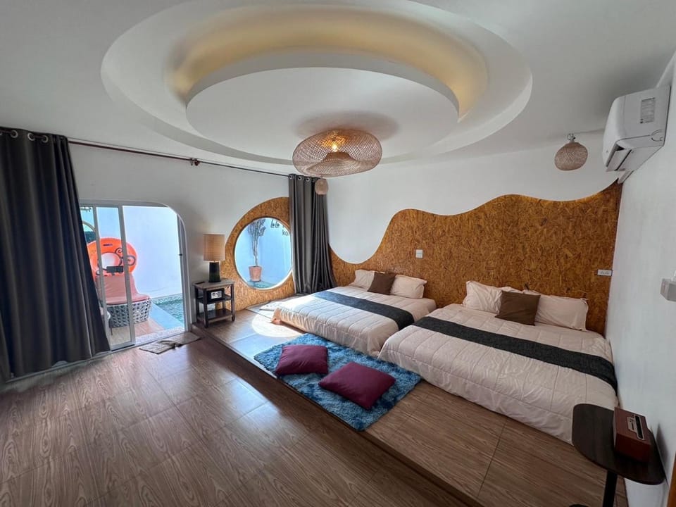 Bed, Photo of the whole room, Bedroom, towels, air conditioner