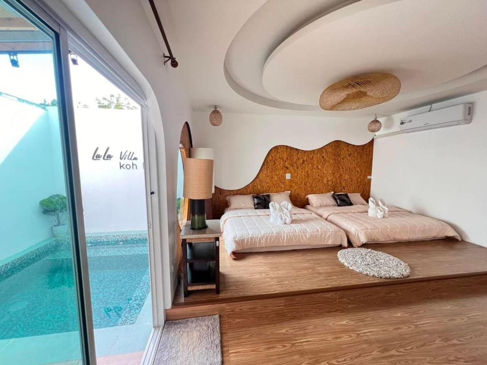 Bed, Photo of the whole room, Bedroom, Pool view, Swimming pool, towels, air conditioner