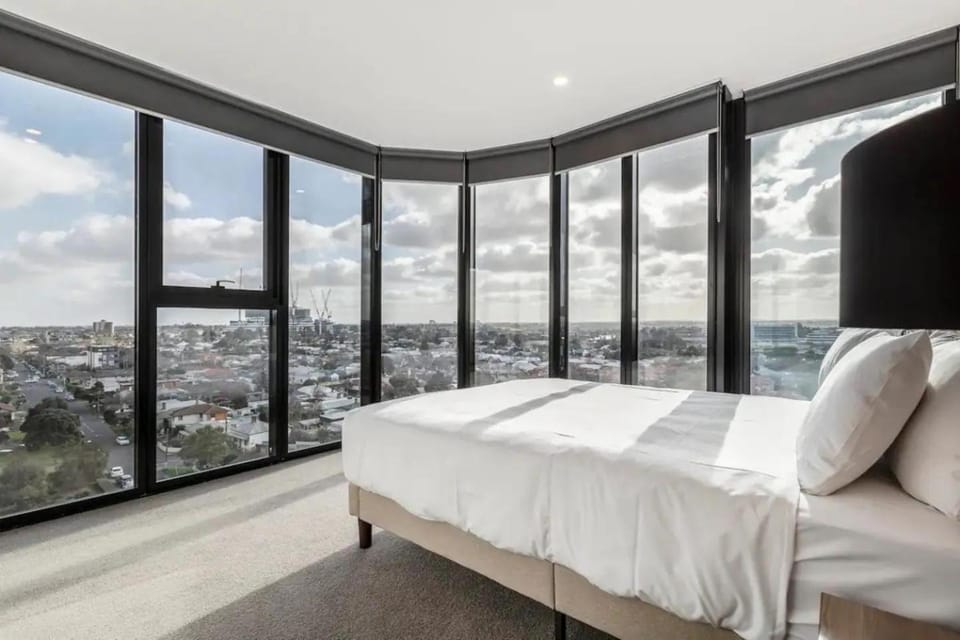 City Edge Urban Haven with 270 Panoramic Views Apartment in Melbourne