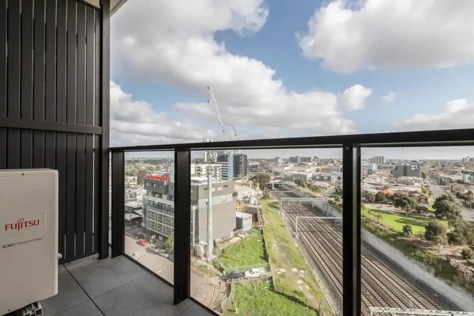 City Edge Urban Haven with 270 Panoramic Views Apartment in Melbourne