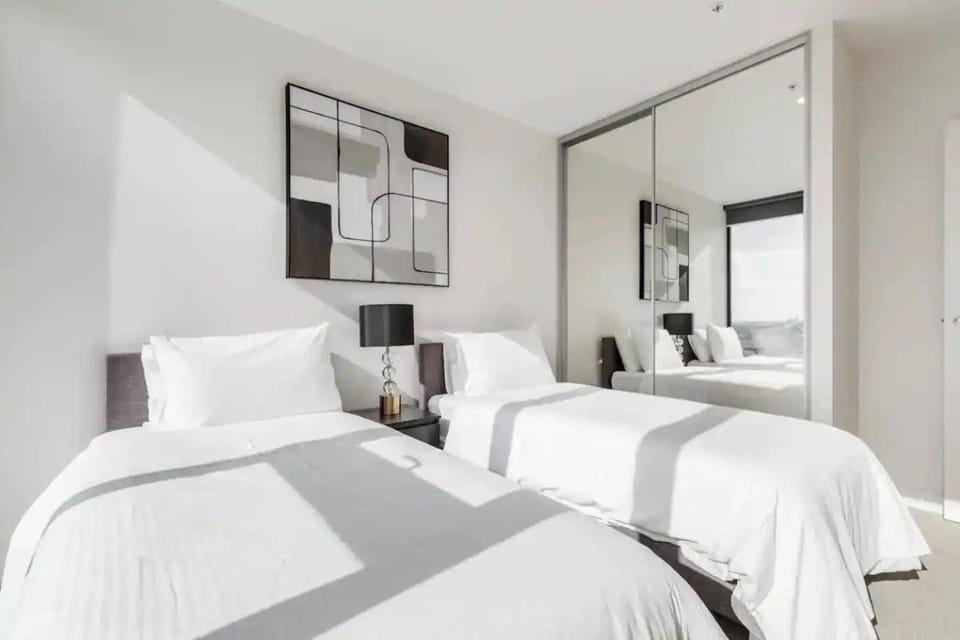 City Edge Urban Haven with 270 Panoramic Views Apartment in Melbourne