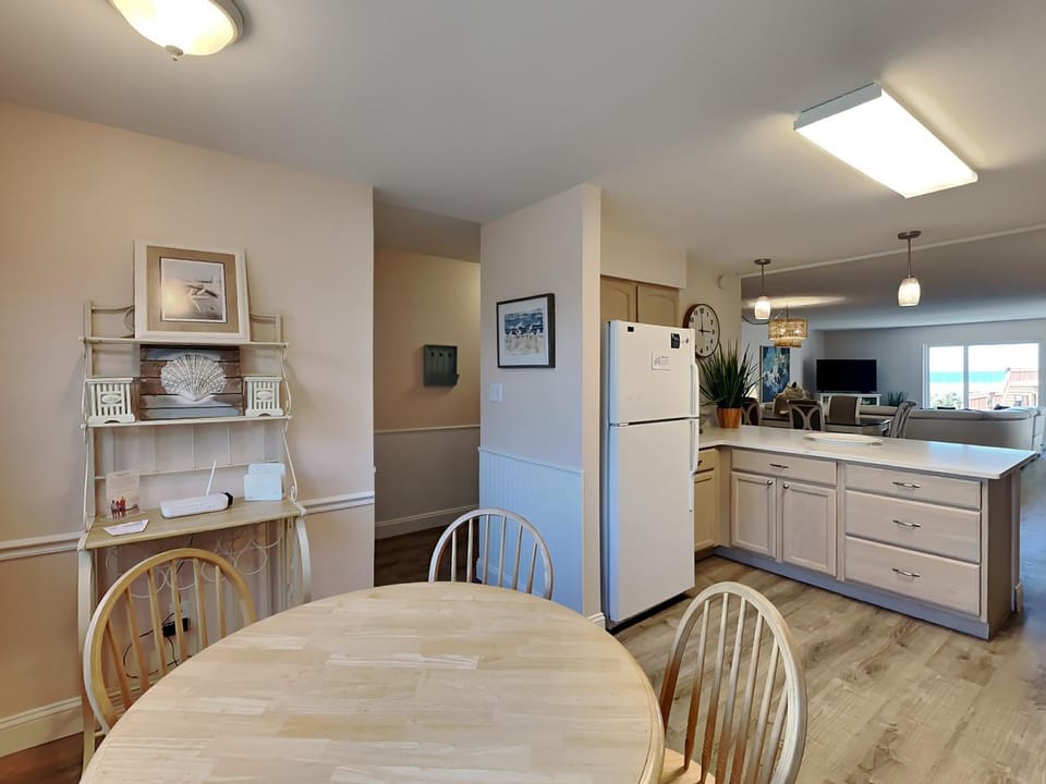 Kitchen or kitchenette, Dining area, furniture