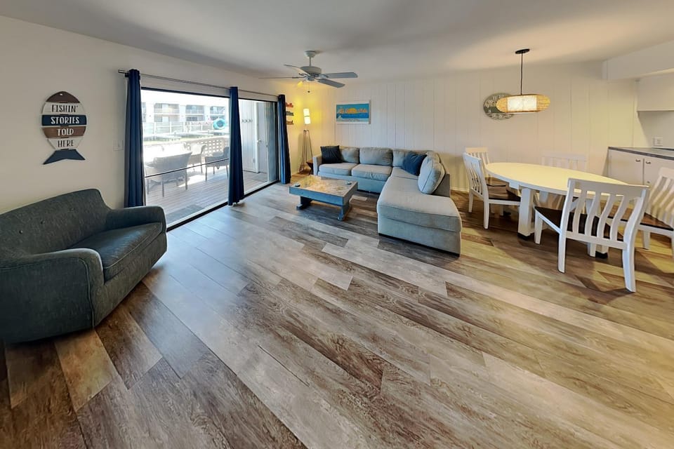 Balcony/Terrace, Living room, Seating area, Dining area, furniture