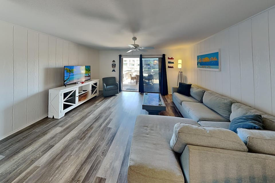 TV and multimedia, Balcony/Terrace, Living room, Seating area, furniture