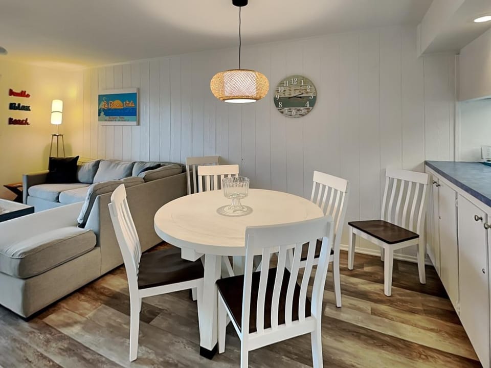 Kitchen or kitchenette, Living room, Seating area, Dining area, furniture