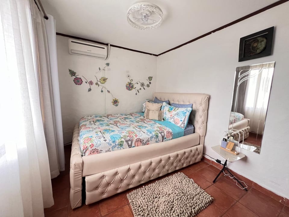 Bed, TV and multimedia, Bedroom