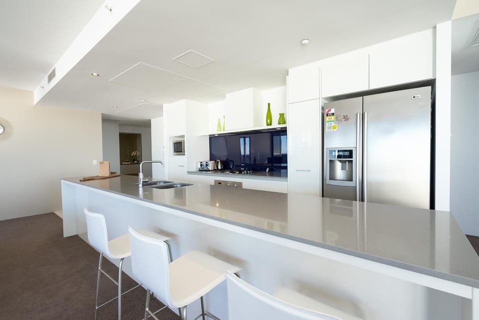 Kitchen or kitchenette, Dining area, minibar, stove