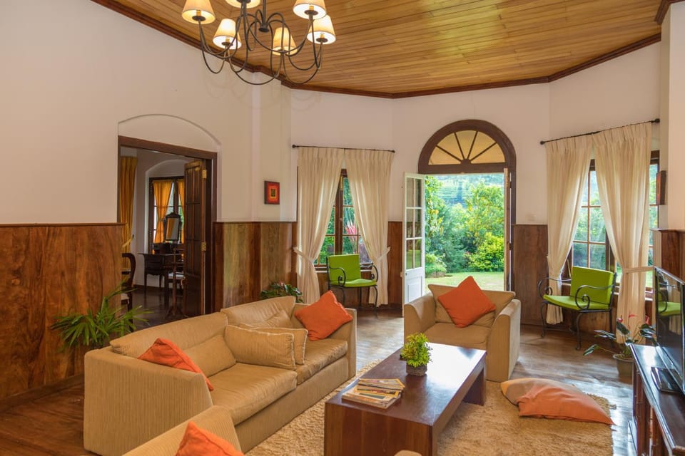 Communal lounge/ TV room, Living room, Seating area