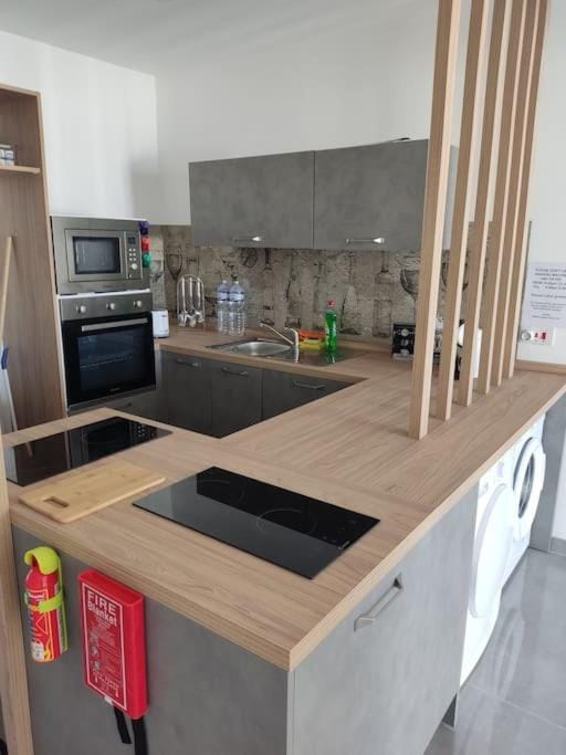 Kitchen or kitchenette, dishwasher, stove