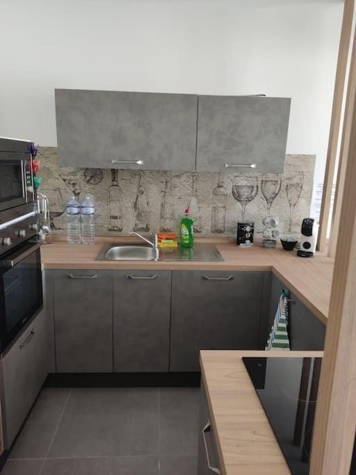 Kitchen or kitchenette, dishwasher, stove