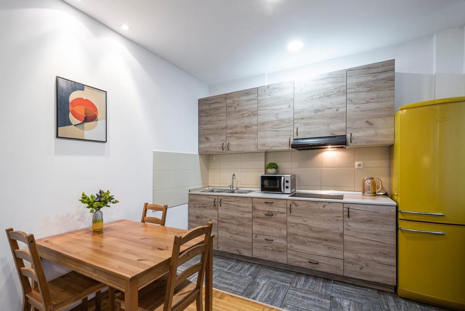 Kitchen or kitchenette, Dining area, minibar, stove
