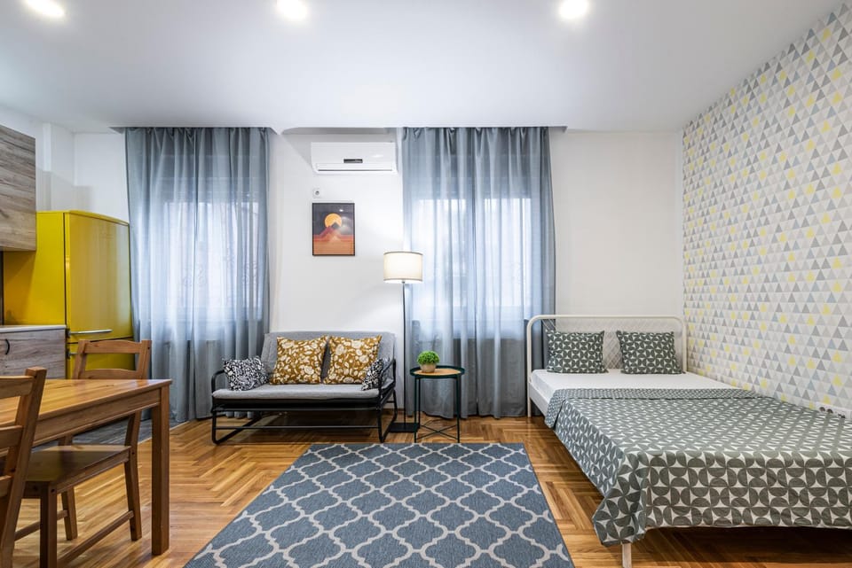 Bed, Living room, Photo of the whole room, Seating area, Bedroom, air conditioner