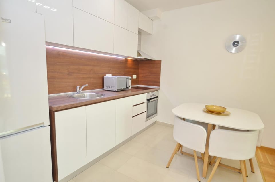 Dining area, kitchen