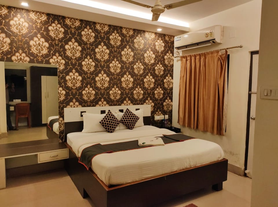 Photo of the whole room, Bedroom, air conditioner