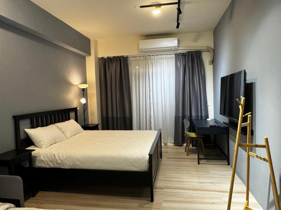 Bed, TV and multimedia, air conditioner