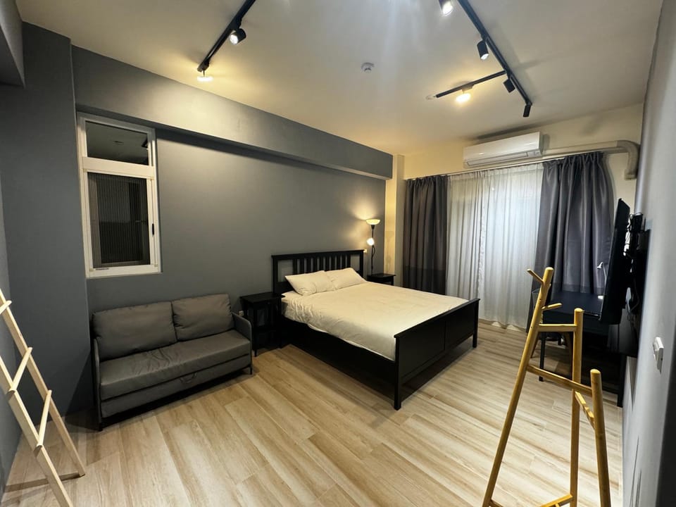 Bed, Seating area