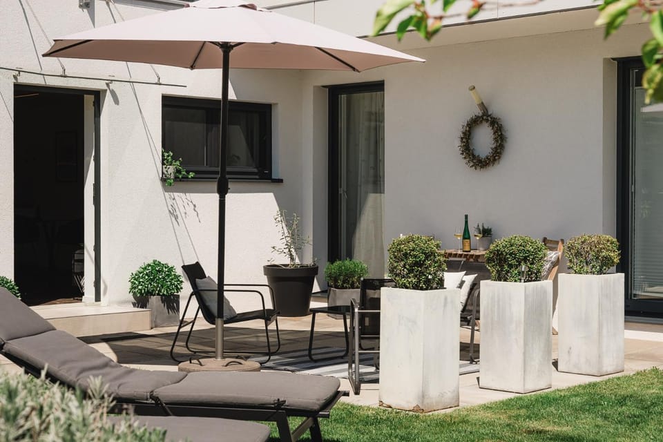 Property building, Garden, Seating area, Dining area, Garden view