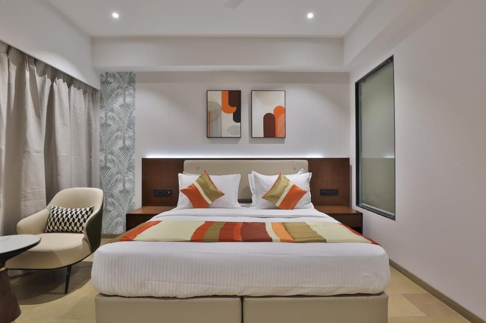 Bed, Photo of the whole room, Seating area, Bedroom