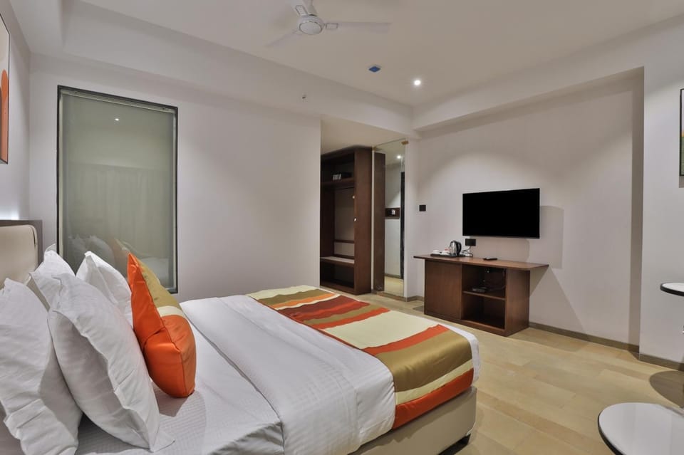 Bed, Photo of the whole room, Bedroom, fireplace, wardrobe
