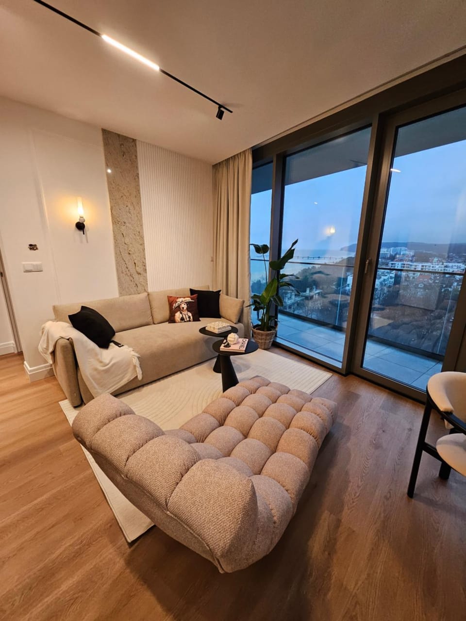 Living room, City view, Sea view